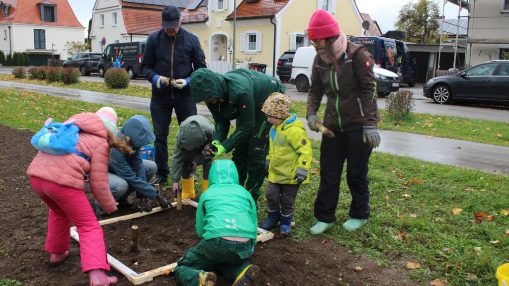 Menschen beim Pflanzen