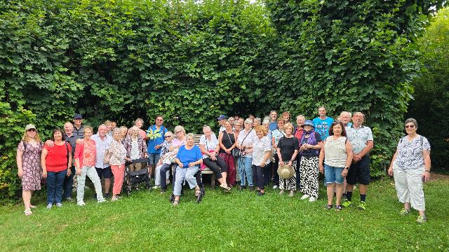 Die Teilnehmenden des Obst- und Gartenbauvereins Untermeitingen und der Naturfreunde Klosterlechfeld im Kreislehrgarten Bad Grönenbach.