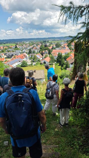 Während der Führung bot sich der Gruppe ein weiter Blick über Bad Grönenbach und die Allgäuer Landschaft.