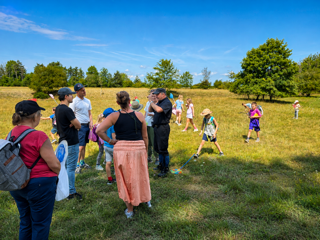 Kinder und Erwachsene auf einer Wiese